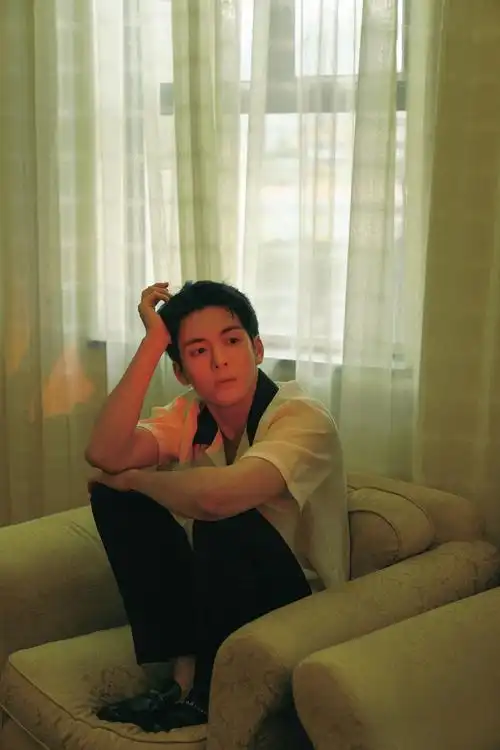 以时尚表述自我 曾舜晞最新写真新鲜上线