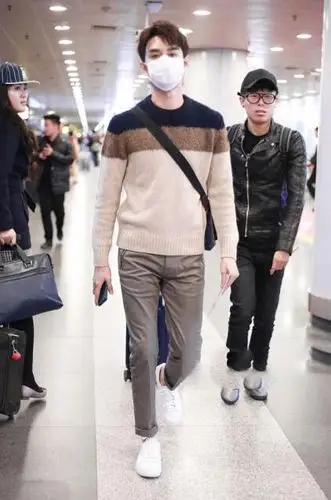 王凯毛衣休闲裤清爽帅气如初恋,182cm身高还卷裤脚,网友:厉害