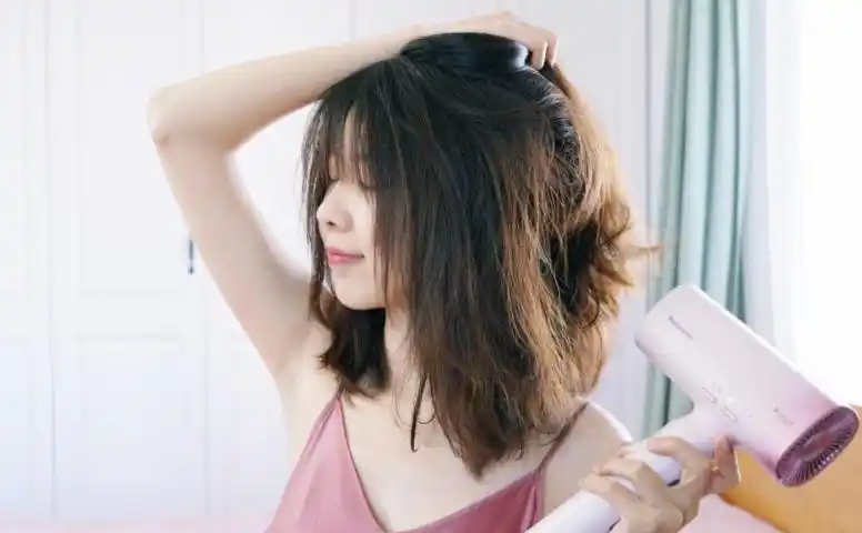 女生吹头发一般要多久