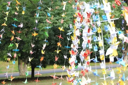 串联起来的千纸鹤