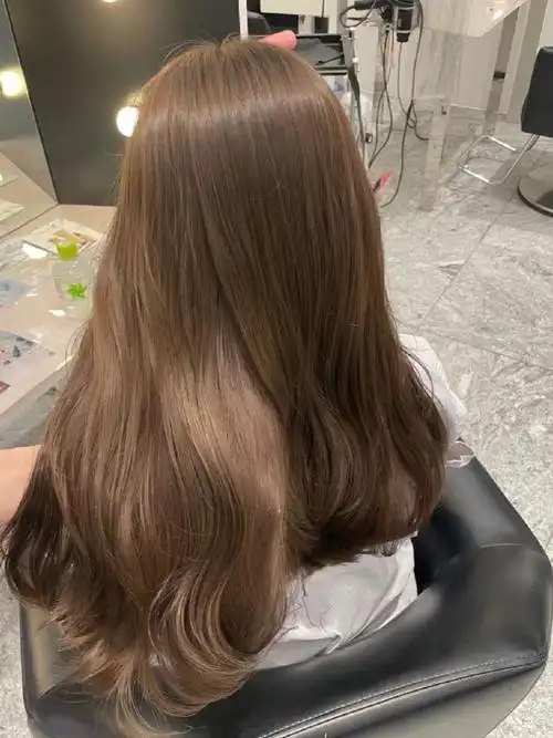 不过呢,这款不是靓丽的橘棕色,而且杂糅了焦糖色调的橘棕色,活泼不