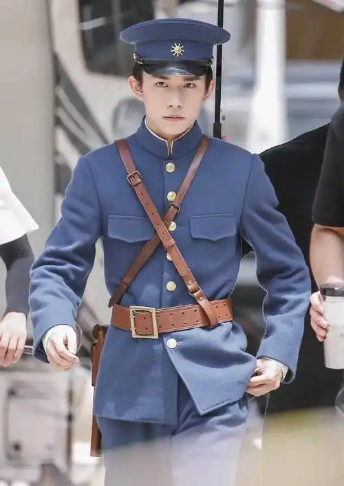 易烊千玺军装照真的绝!