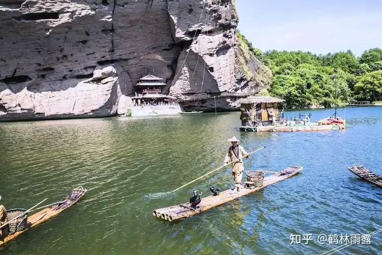 整个景区面积220平方公里,龙虎山是中国典型的丹霞地貌风景.