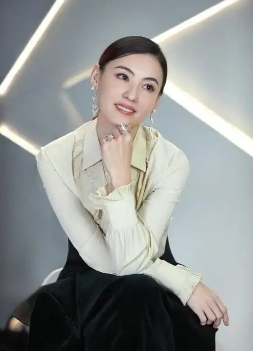 40岁的张柏芝虽然颜值还很在线,但对于女性来说年龄感也需要注重的