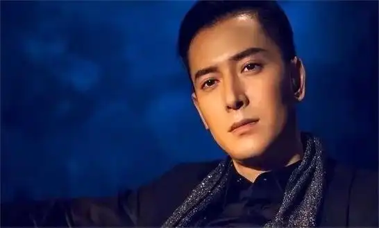 他是运气最好农民工,只因长相帅气,从工地搬砖到改行演戏