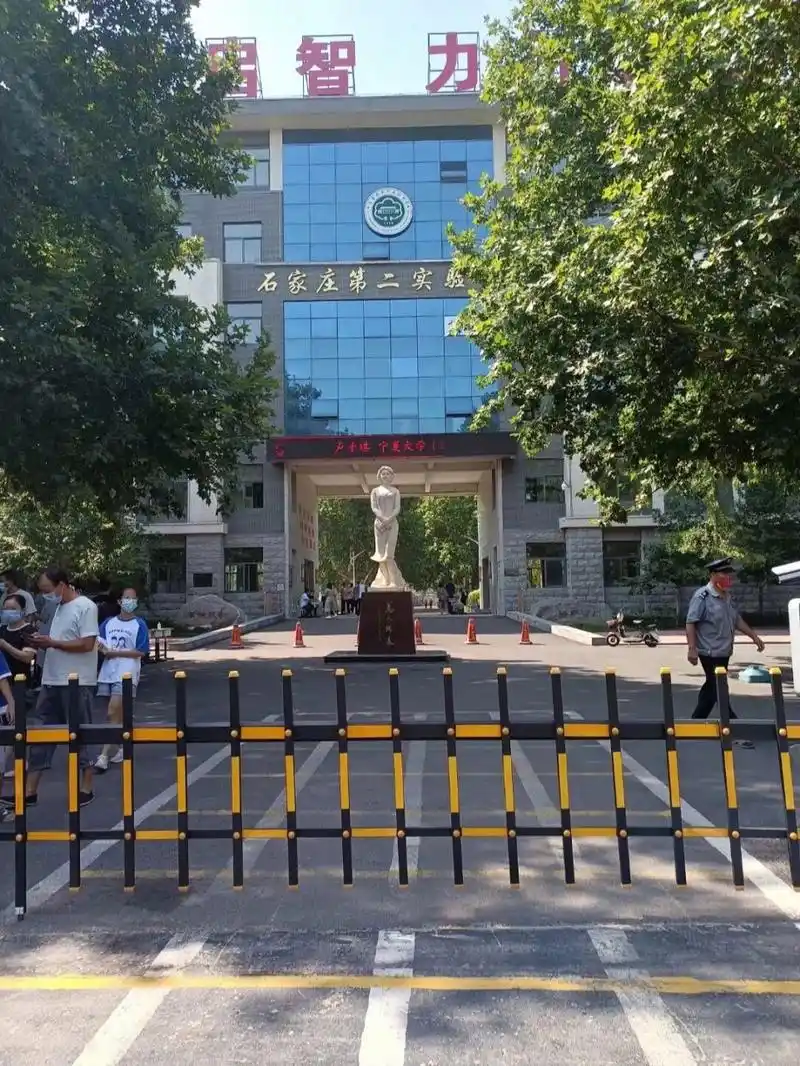 还有校服到底是红色还是绿色的,在学校看到了两种.