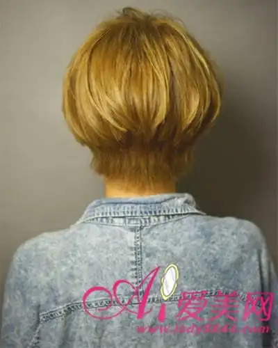 极具层次感的短发明显的分上部较长发和发脚超短发的效果,是较特色的