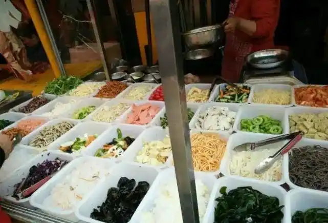 为啥路边摊的凉拌菜那么好吃?用了4种"秘制调料",拌啥菜都香