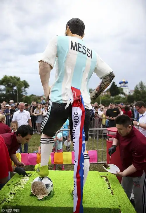 为梅西制作了一个巨大的蛋糕,蛋糕的造型就是梅西脚踩足球的形象
