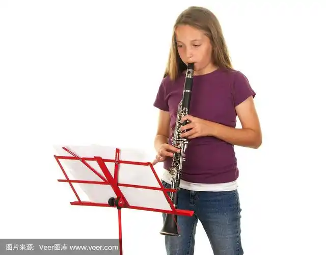 11岁的女孩在吹单簧管