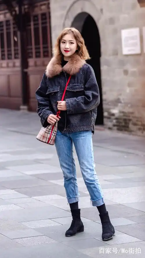 街拍:大毛领牛仔外套 牛仔裤,冬天最爱的搭配,只想这样穿上街