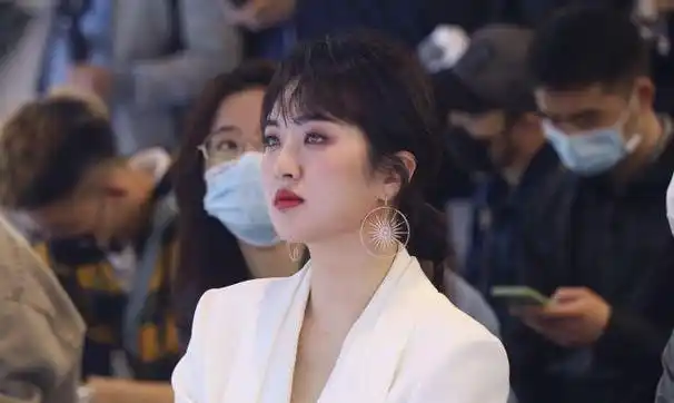 华为小公主姚安娜真美出道后首次营业一身白西装尽显时尚