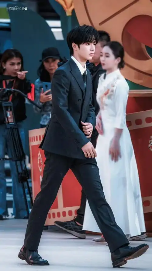 腿好长人好帅    #刘耀文红毯生图