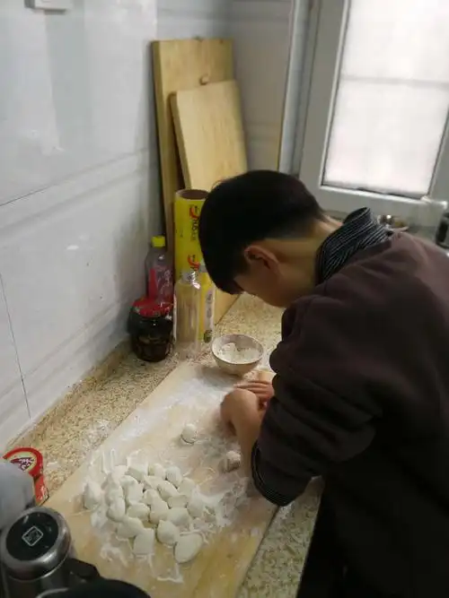 中山实验学校四年级五班王泽鑫学包饺子,体会人间百味!