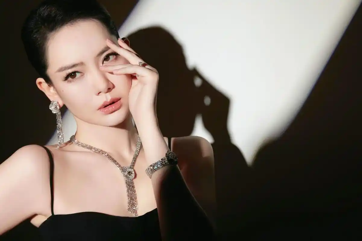 戚薇为代言拍新造型,穿黑色吊带裙高级又显气质,性感迷人又妩媚,女人