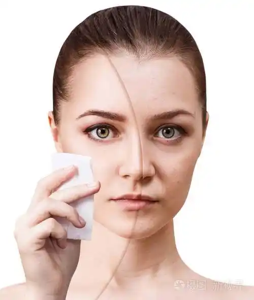 年轻女子用餐巾卸妆