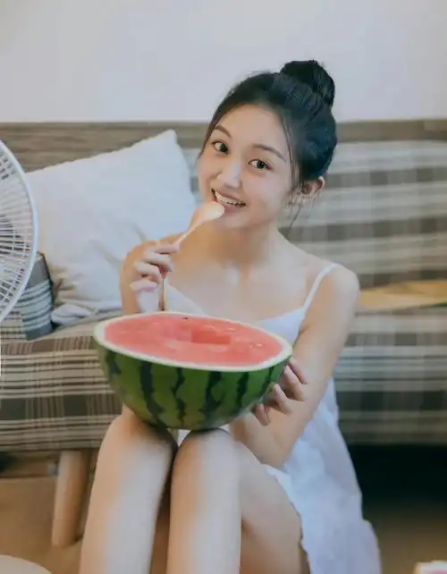 曲芷含和西瓜的美照甜美可爱清纯可人