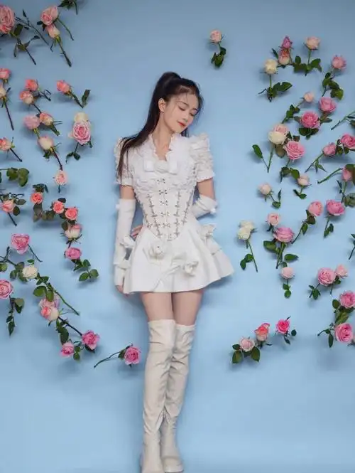 高扎马尾妆容精致,全身白的舞台造型,高挑漂亮显气质,设计感的上衣好