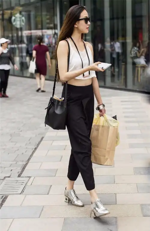 魅力街拍,时尚小姐姐走在街头,网友:图3好想抱回家!