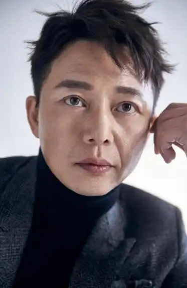 曲老师问及他渴望成为演员的原因,刘奕君略带羞涩地回答说,他之所以