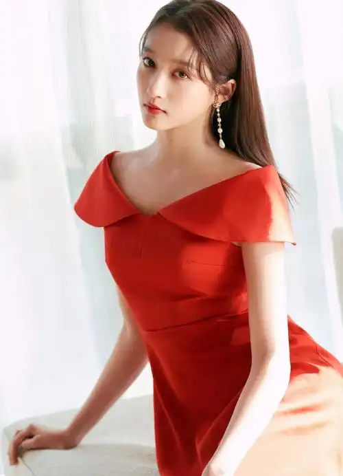 关晓彤 x chiccomao红色一字肩礼服裙