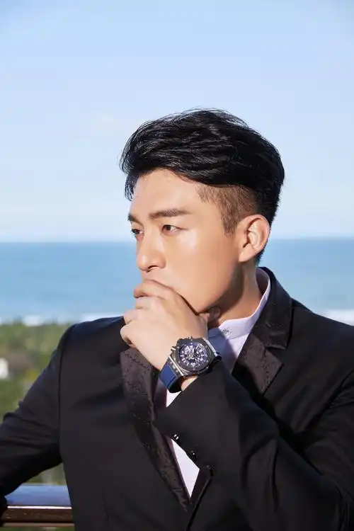 孙艺洲出席海南岛国际电影节 演绎优雅绅士风范