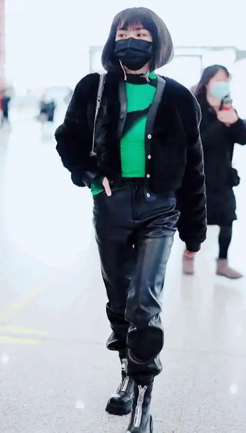 the9谢可寅机场私服6767676767皮草外套搭皮裤又酷又帅