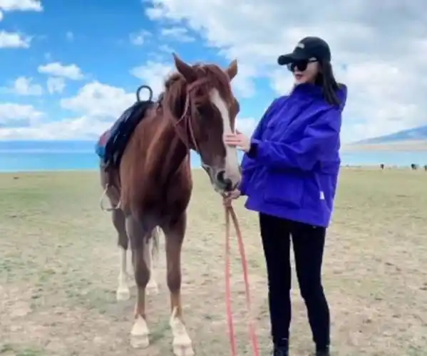 胡明轩妈妈新疆骑马!