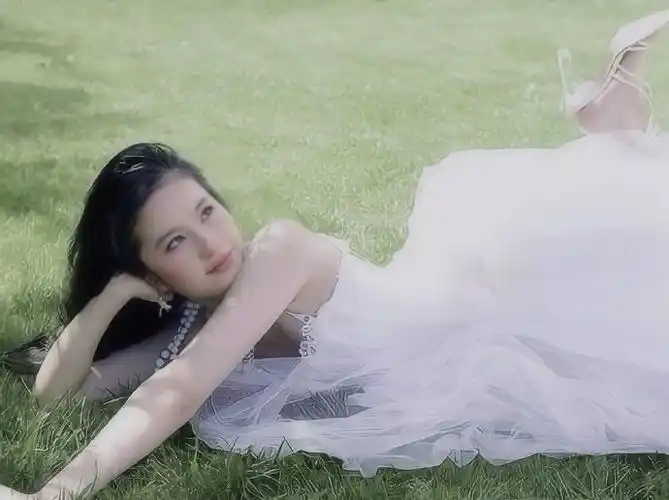 #刘亦菲白色吊带裙#