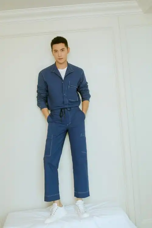 杨洋出席活动蓝色工装造型a到爆表打乒乓球帅气挥拍引尖叫