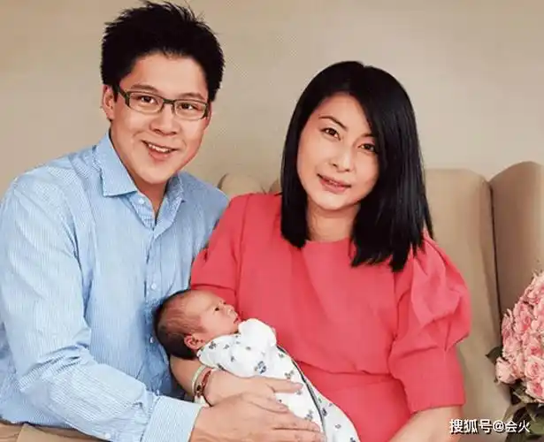 郭晶晶和老公出席高端宴会,贴身搂肩亲密十足,打扮精致似贵妇