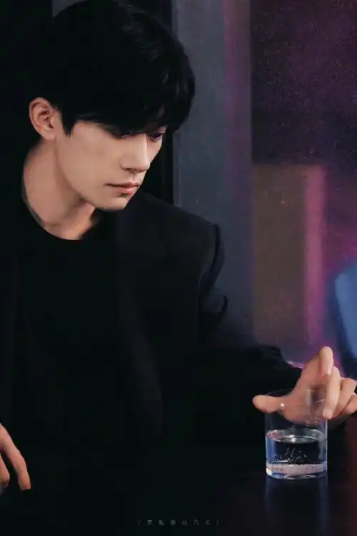 易烊千玺西装弹贝斯##易烊千玺眼睛肿了