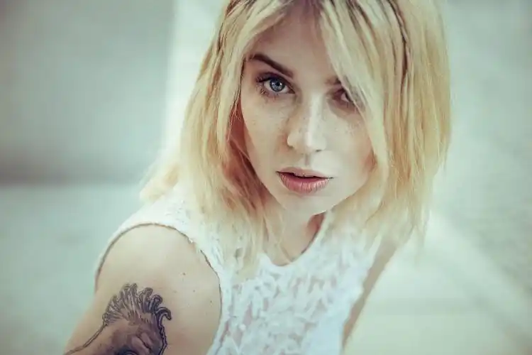 model,blonde,freckles,blue eyes,tattoo,壁纸,高清壁纸人物,美女