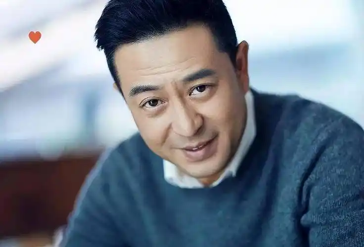 观众也给张嘉译贴上了"国民大叔"的标签,不得不说张嘉译人到中年却有