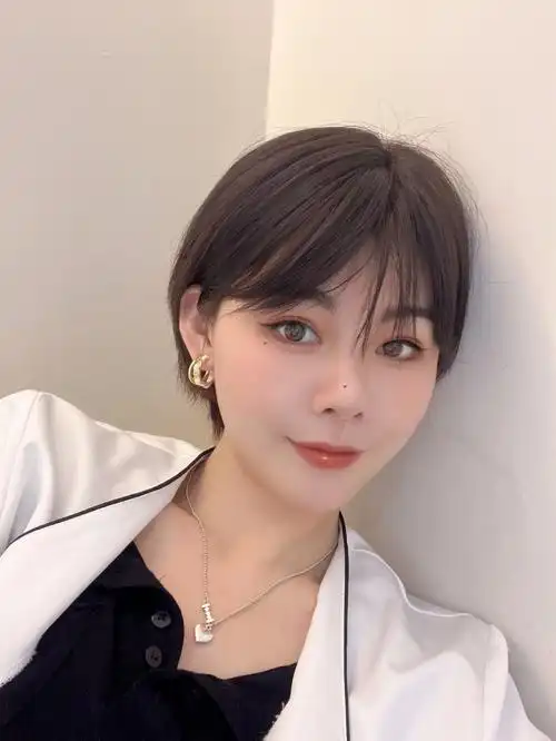 不用打理的挂耳短发