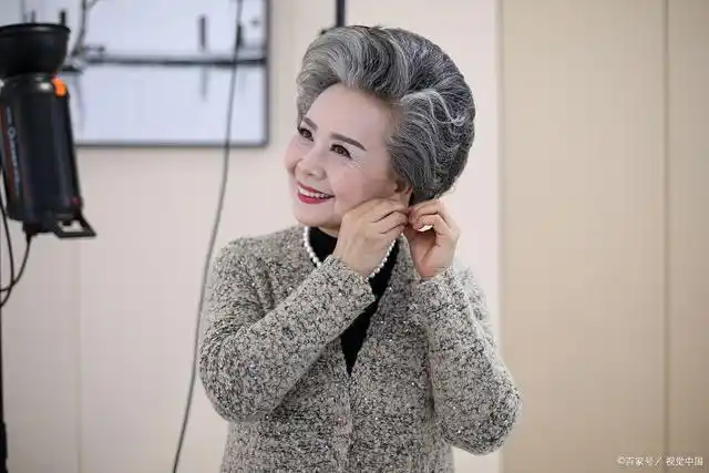 大妈快70岁,跟风剪了个波波头,结果年轻又漂亮