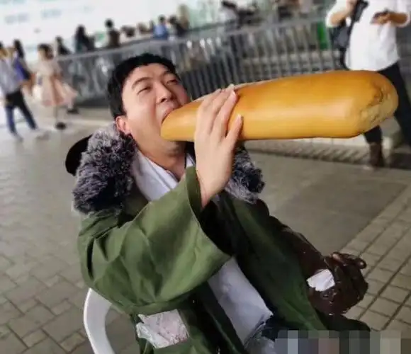 牛人再现"王思聪吃热狗"加长版!看到面包的长度,我沉默了_网易订阅