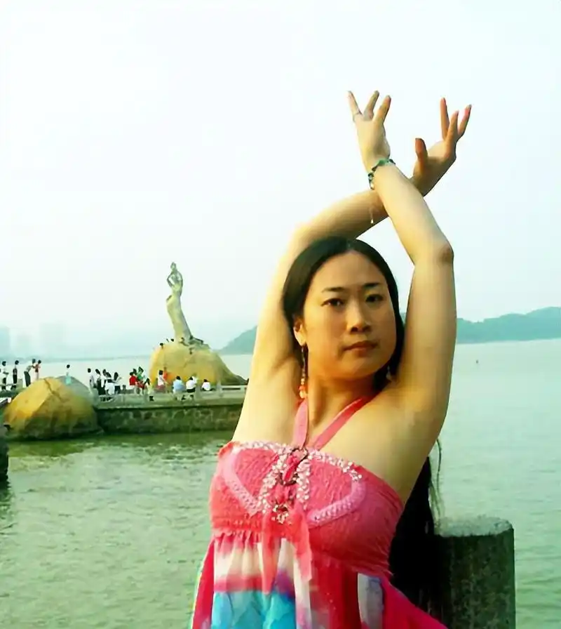 芙蓉姐姐|"网红鼻祖"芙蓉姐姐,从扮丑出道到亿万富婆,她都经历了什么?