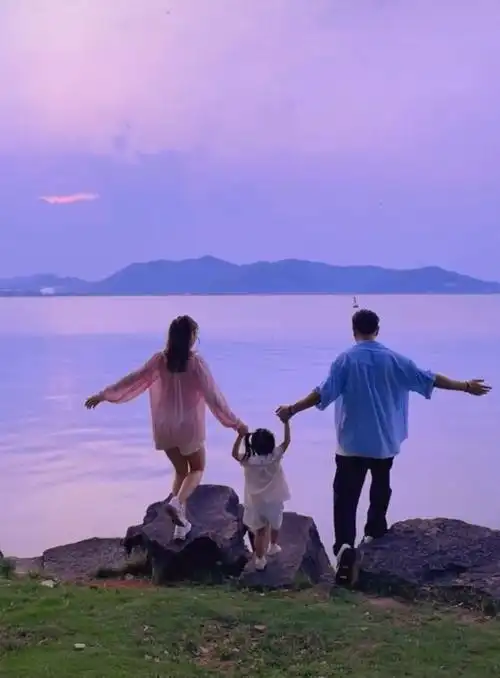 tvb视帝陈展鹏与妻女看海景一家三口手牵手背影合照很有爱