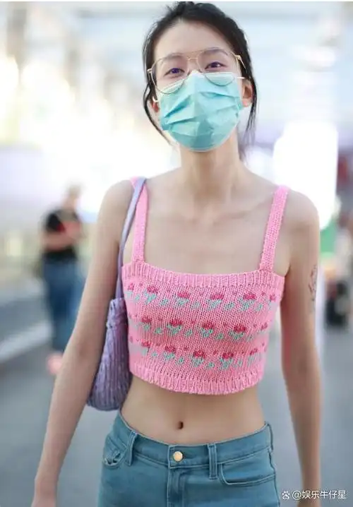 夏日降临,姐妹们都渴望展现性感魅力,让我们一起欣赏乔欣的街拍造型.