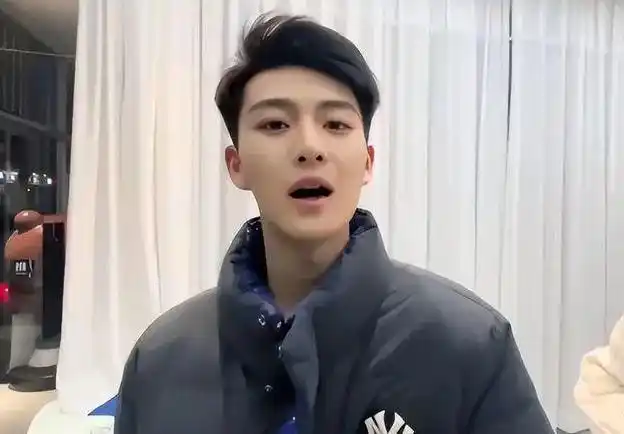 中传新晋校草走红17岁凭实力得了第一真人上镜太帅气