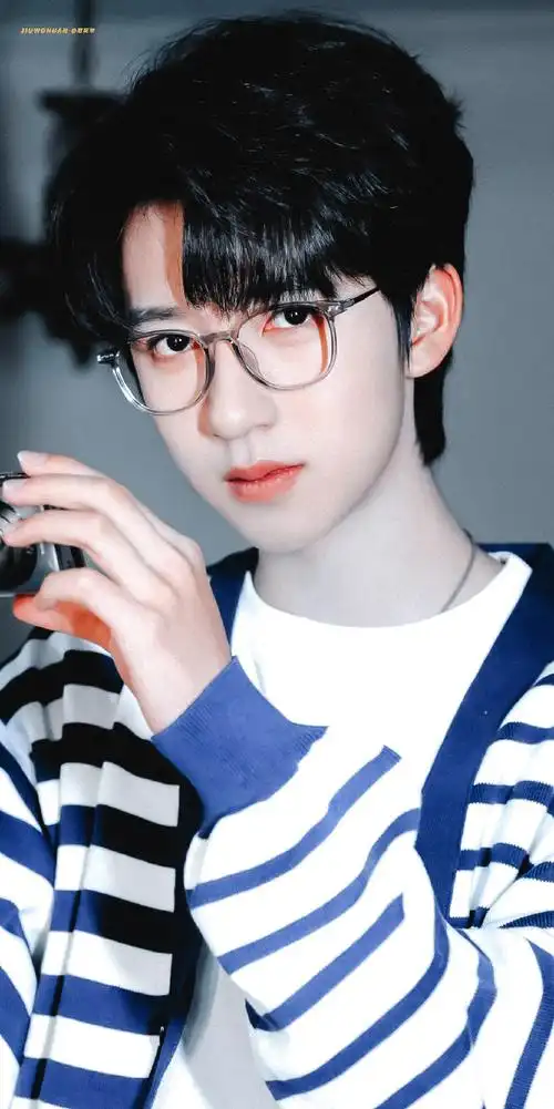 贺峻霖早八随拍