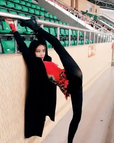 一字马又名劈腿,劈叉,两条腿前后分的叫竖叉,左右的叫横叉.