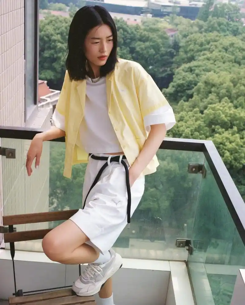 果然是超模身材!刘雯露脐t恤配黄色衬衫,这腹肌小蛮腰太迷人了