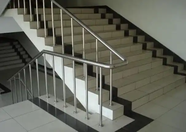 白钢楼梯-金路达交通设施