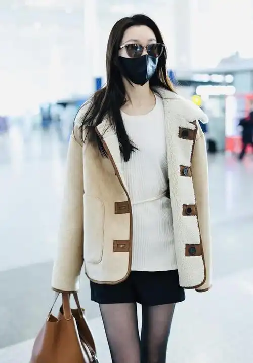 宋轶现身北京机场米色外套青春随性