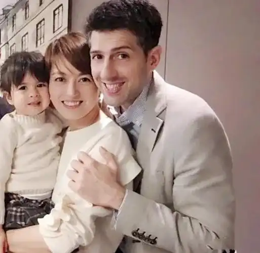 46岁梁咏琪罕见露面,谈及家庭一脸开心,自曝女儿老公追星女团