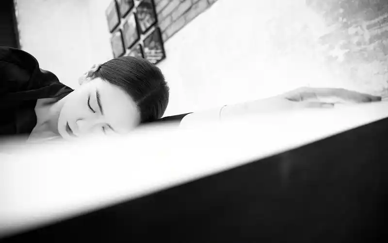 戚薇冷艳黑白高清桌面壁纸