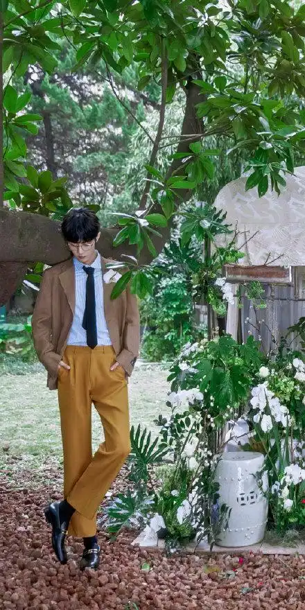 肖战时尚芭莎杂志曝光5小时卖出30万册有钱哥哥实火