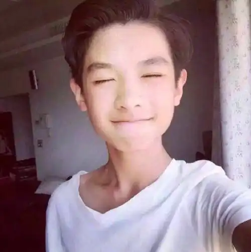 爱豆的童年照有多可爱#黄明昊的童年照是真的太太太可爱了吧!